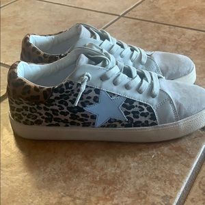 MADDEN GIRL WOMENS LARK SLIP ON SNEAKER - LEOPARD